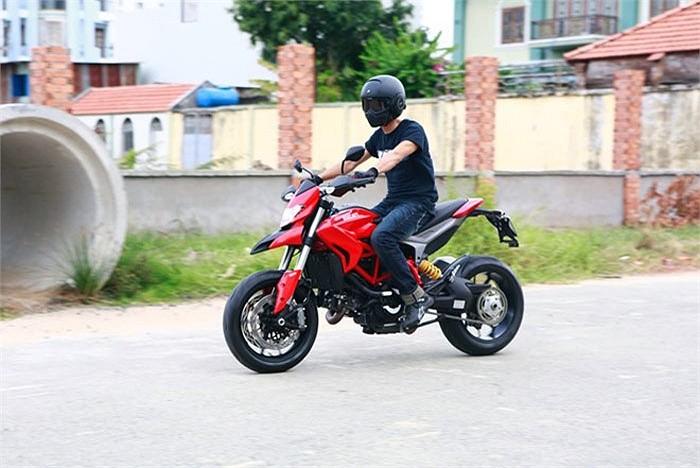 Sau 4 năm gắn bó với Ducati Monster 1100, Johnny Trí Nguyễn vừa chi hơn 400 triệu đồng để tậu thêm một chiếc Ducati Hypermortard 2014.